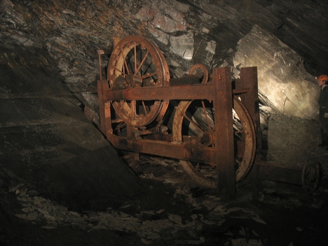 A side view of the sheaves