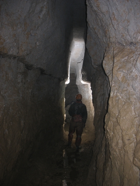The cartgate with coffin level in the roof