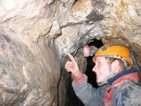 Tom points out the vein in the roof :: Date 2011:06:12 11:49:47 :: Taken by Nigel Dibben :: Camera Canon PowerShot A610