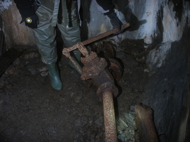 Lever operated gate valve on the dam