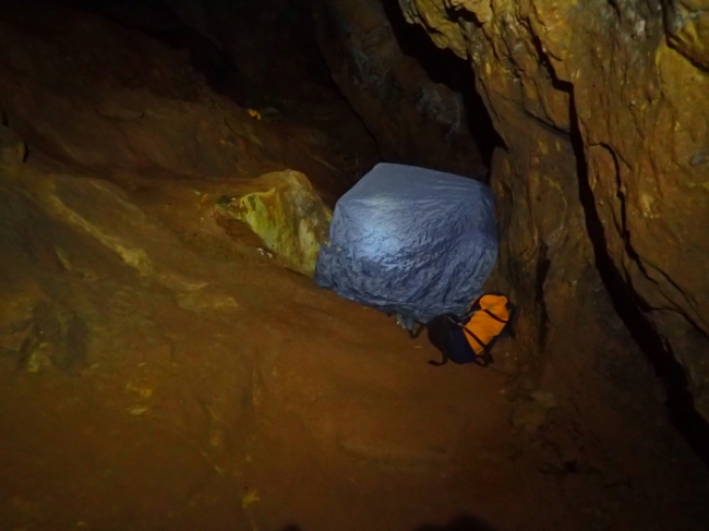 Using a bivvy tent to keep the casualty warm