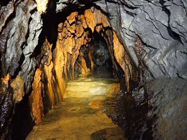 Ochre filled side passage