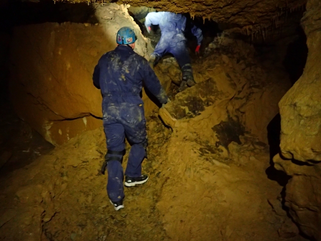 Introducing Dave P to Matienzo by a visit to Tiva Cave, 10 minutes walk from the Bakers